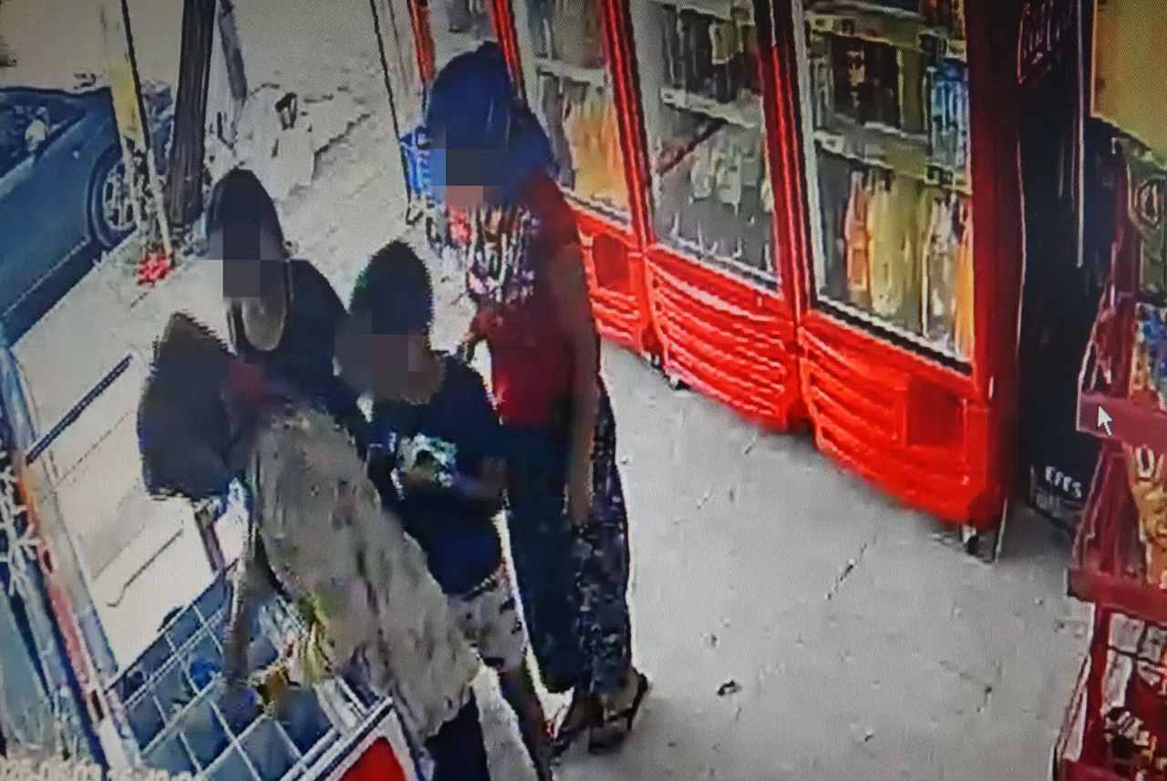 Marketten Dondurma Ve İçecekleri Alıp Kıyafetlerine Gizleyen Kadınlar, Ticari Takside Yakalandı