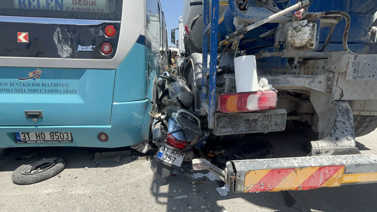 Minibüs İle Beton Mikseri Arasında Kalan Motosikletli Yaralandı