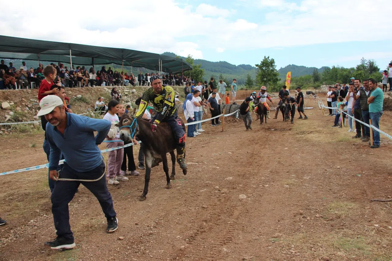 Motokros Yarışçısı Eşekle Sonuncu Oldu