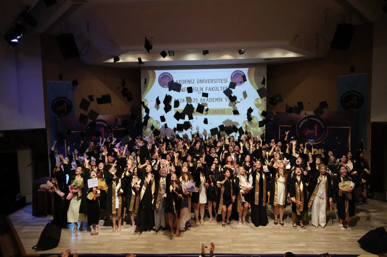 Mühendisler Mezun Oldu