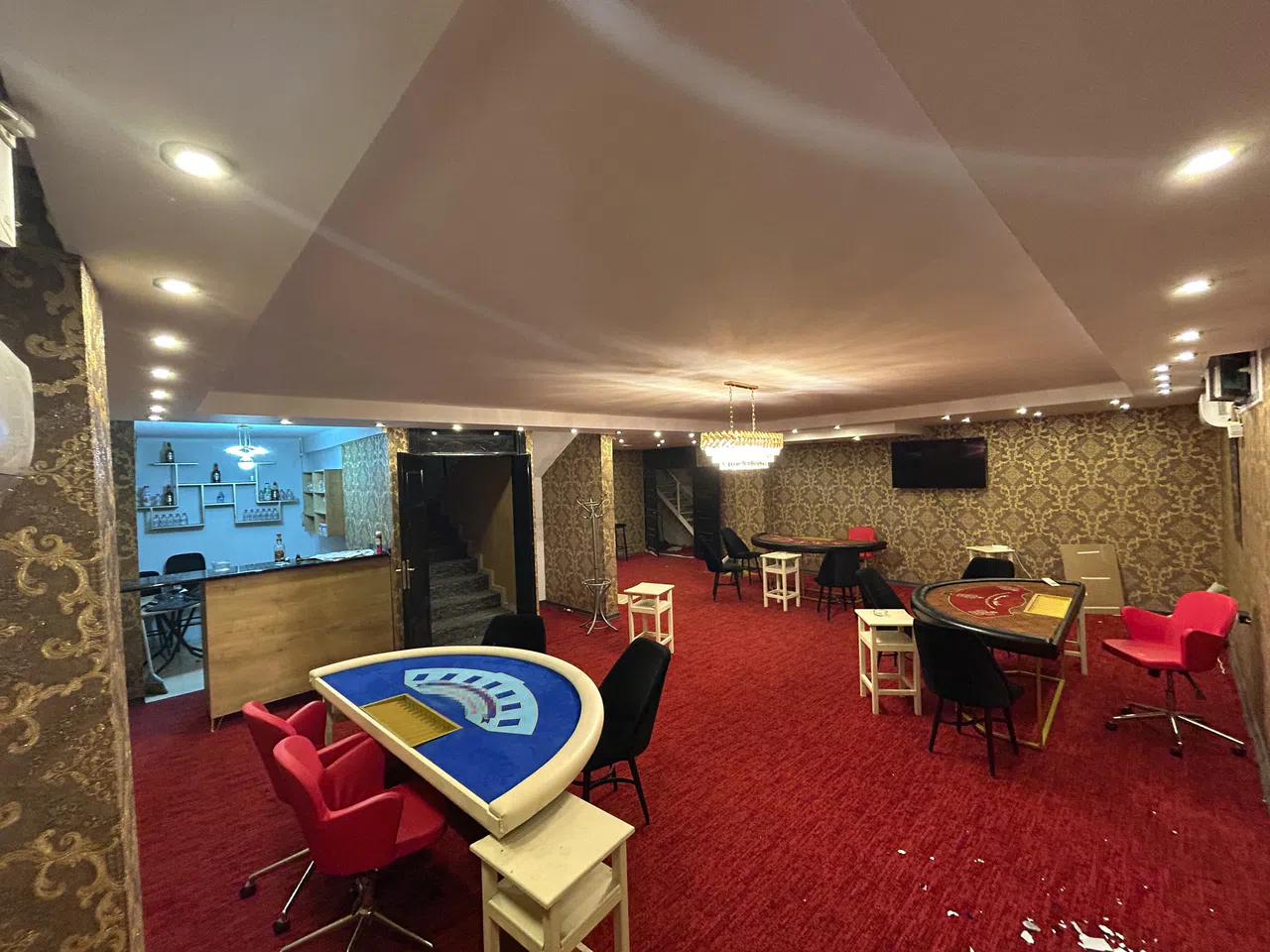 Okul Bitişiğinde Kumarhane Açtılar, Tavandan Cephanelik Çıktı: 5 Tutuklama