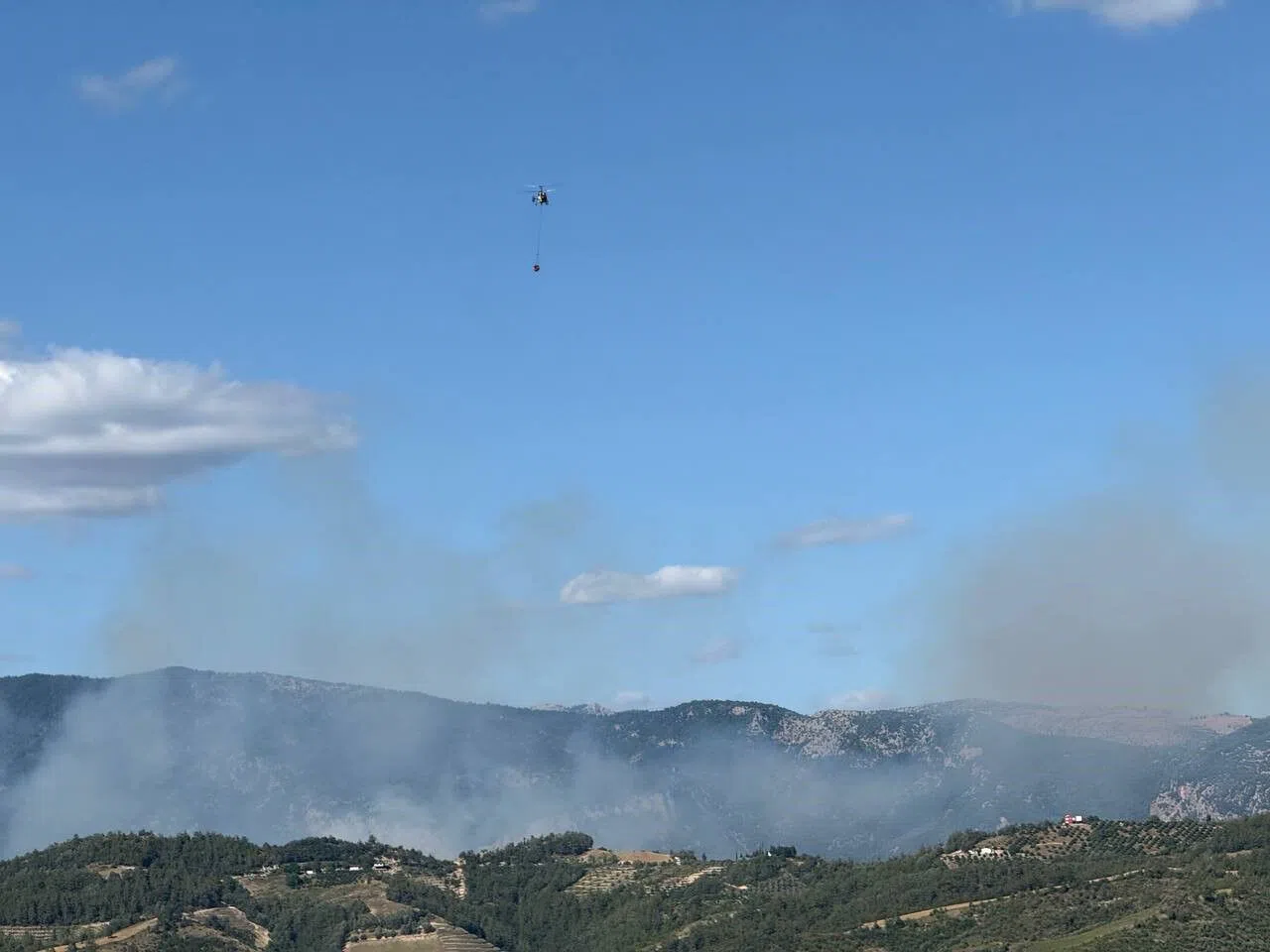 Orman Yangını Sürüyor, Ekipler Müdahale Ediyor