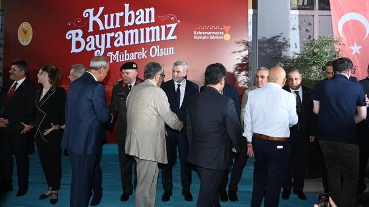 Şehir Protokolü Bayramda Vatandaşla Kucaklaştı