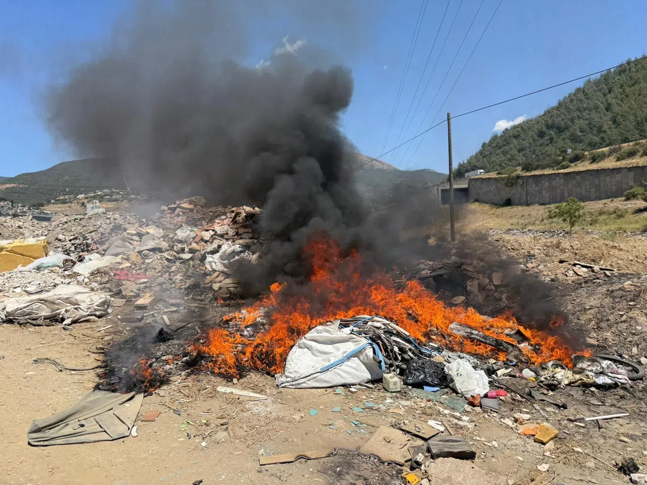 Osmaniye'de Hurdalıkta Çıkan Yangın Söndürüldü