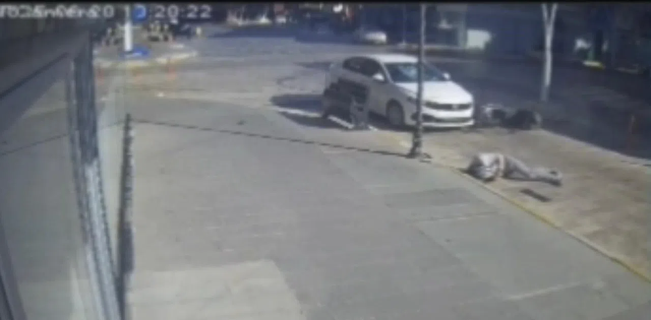 Otomobil İle Çarpışan Motosikletin Sürücüsü Metrelerce Savruldu