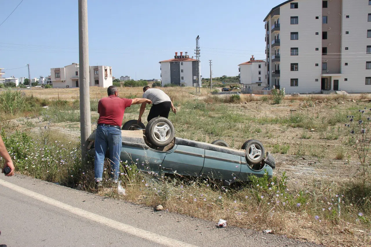 Otomobil Şarampole Yuvarlandı, Sürücü Ve 13 Yaşındaki Çocuğu Yaralandı