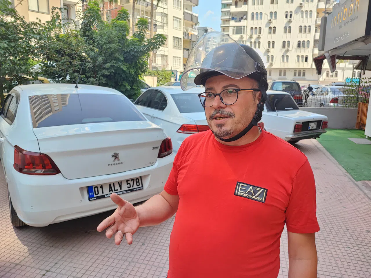 Otomobil Sürücüsüne ‘Kask' Cezası Şoku