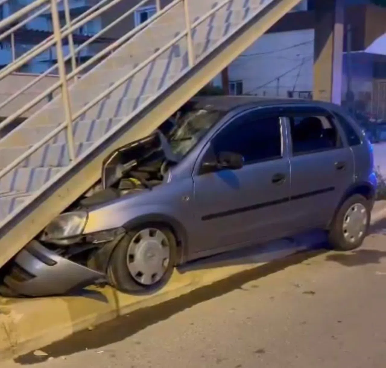 Otomobil Üst Geçide Çarptı: 6 Yaralı