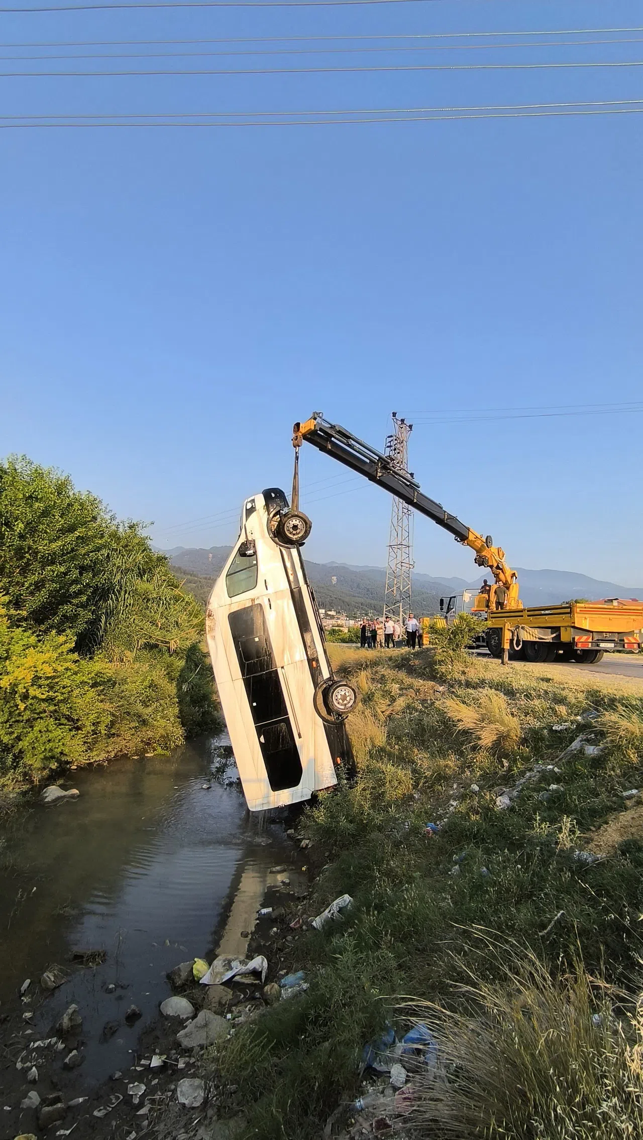 Otomobille Çarpışan Minibüs Dereye Uçtu