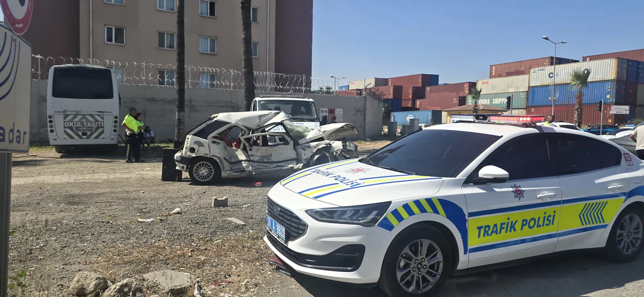 Otomobillerin Hurdaya Döndüğü Kazada 2 Kişi Yaralandı