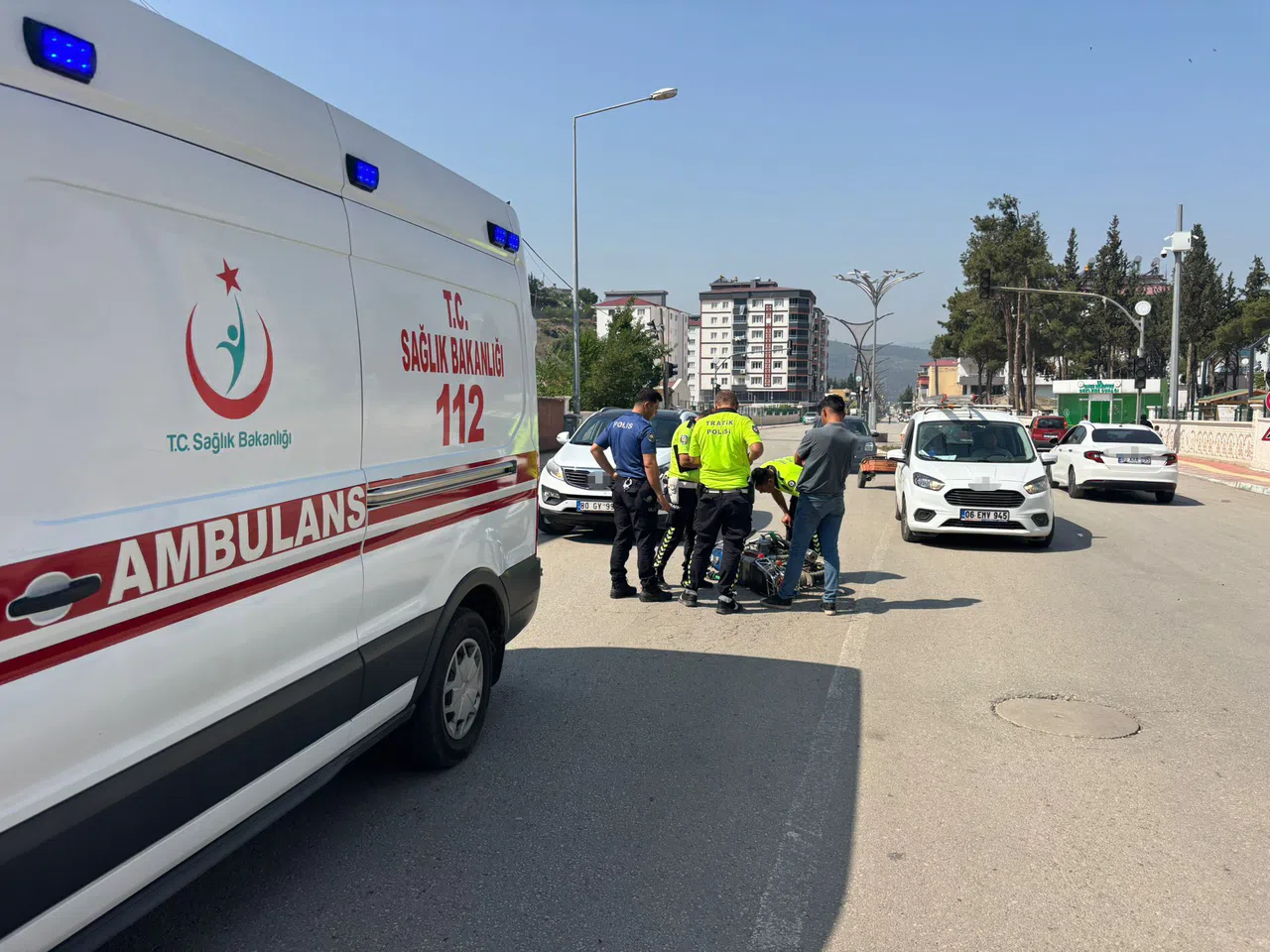 Otomobillerle Çarpışan Motosiklet Sürücüsü Yaralandı