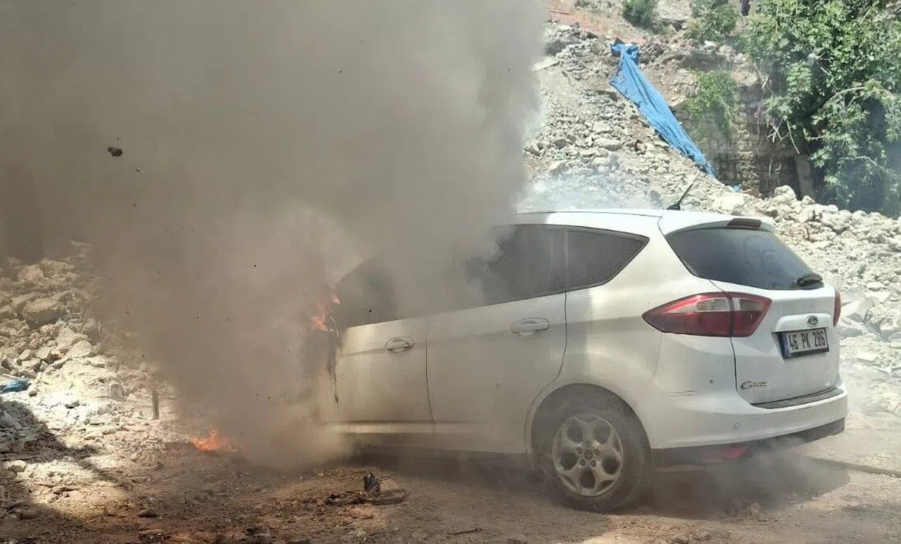 Kahramanmarş'ta Park halindeki otomobil yandı