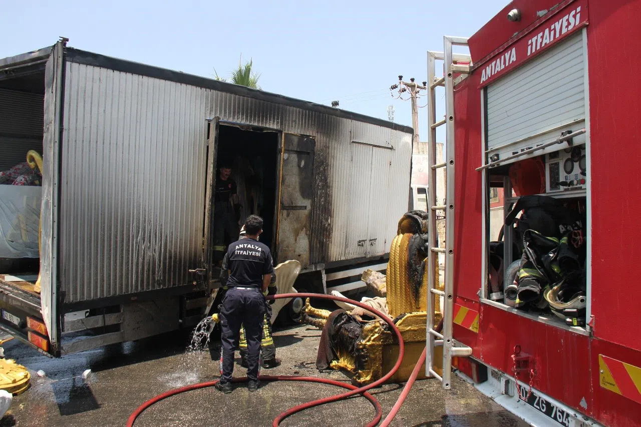 Park Halindeki Kamyon Alev Aldı, İçindeki Otel Animasyon Malzemeleri Yandı