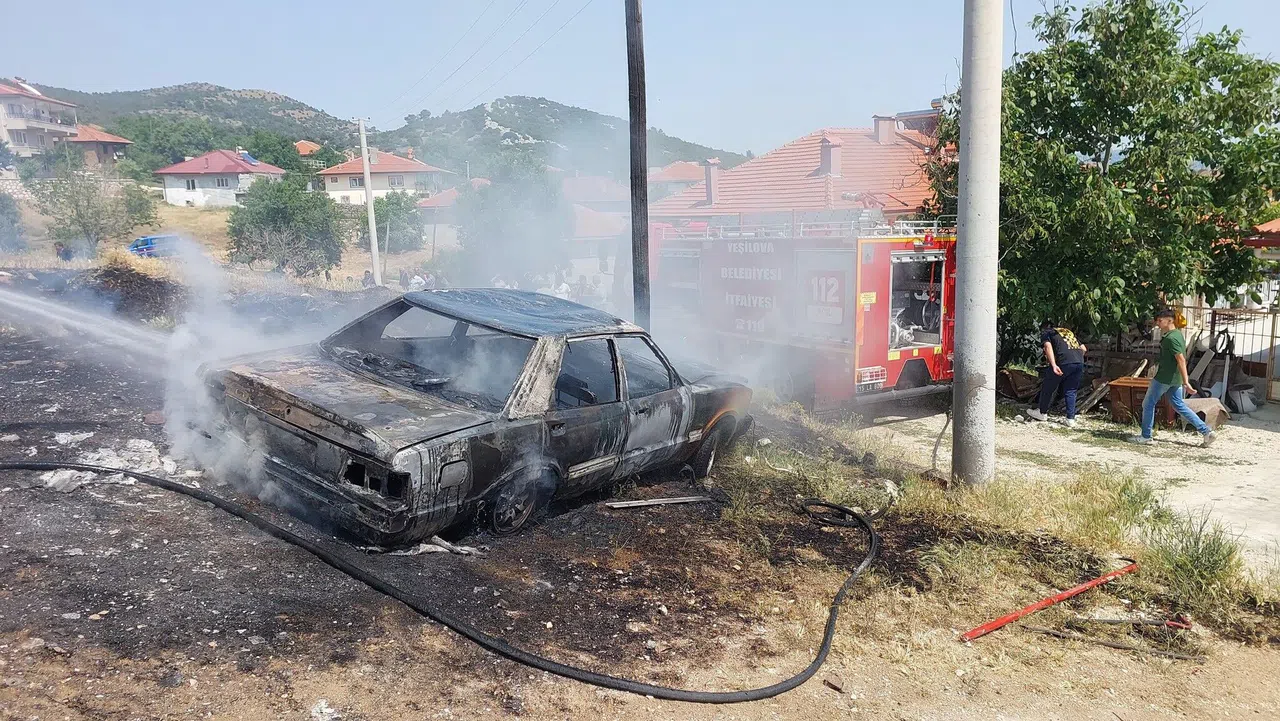 Park Halindeki Otomobil Alev Alev Yandı