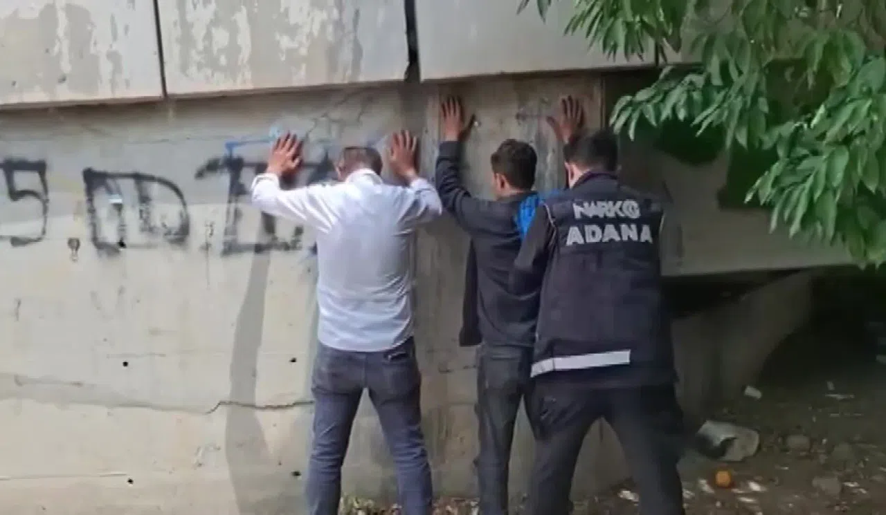 Parklar Ve Köprü Altlarında Madde Kullanan 45 Kişi Yakalandı