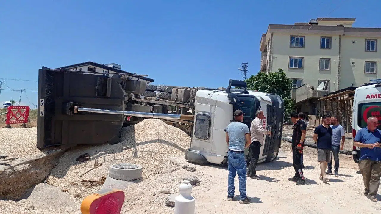 Kahramanmaraş’ta Çakıl Yüklü TIR Devrildi: Sürücü Yaralandı