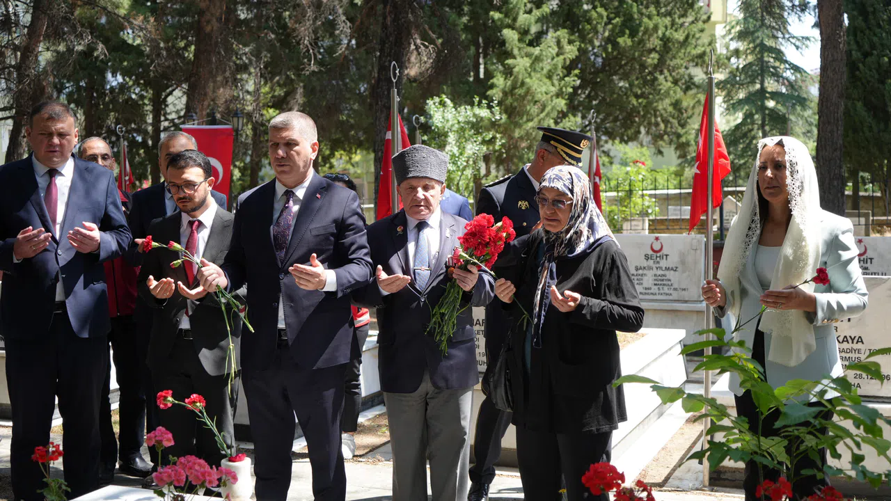 Protokol Şehitliği Ziyaret Etti