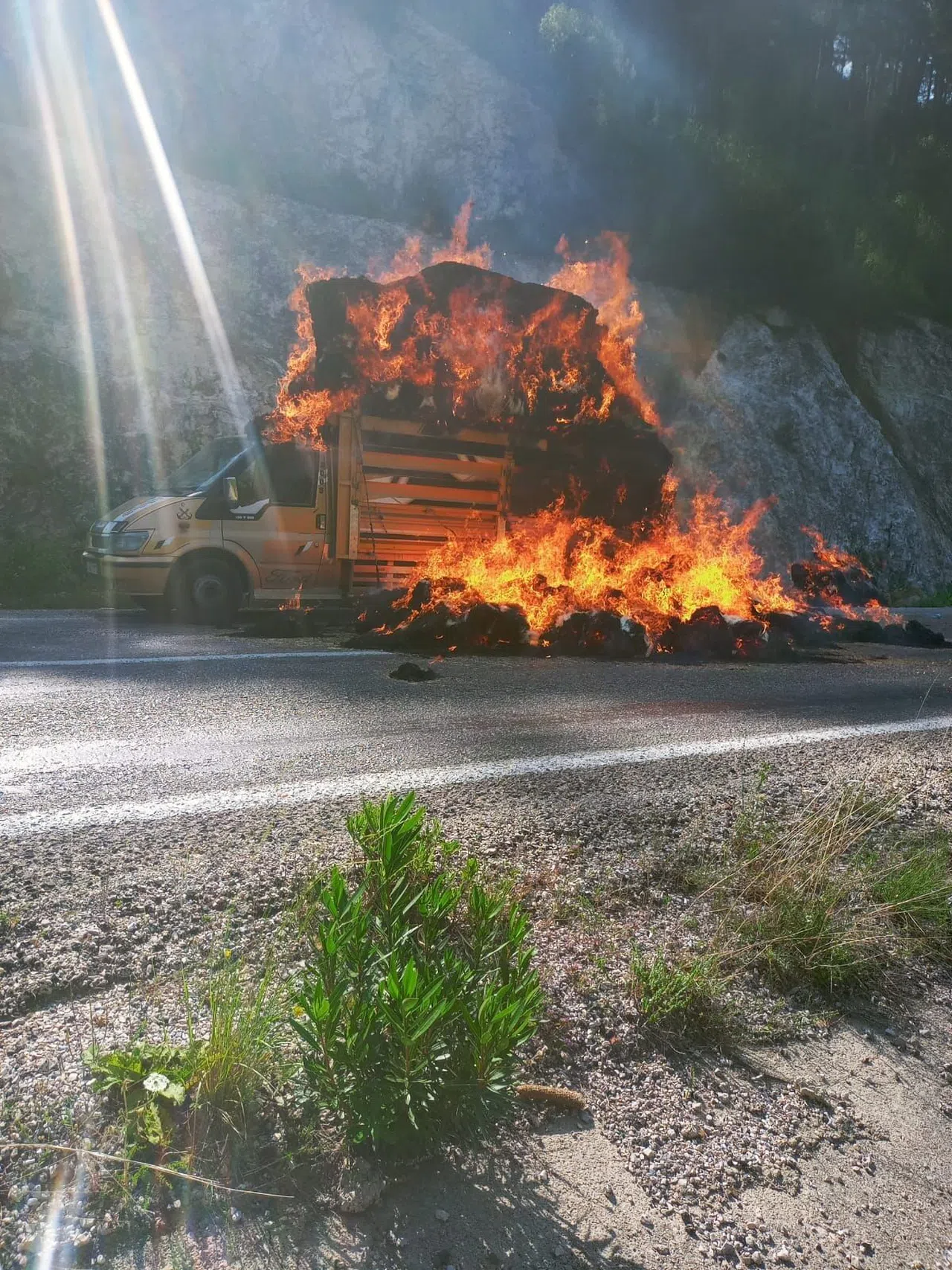 Saman Yüklü Araç Alev Alev Yandı