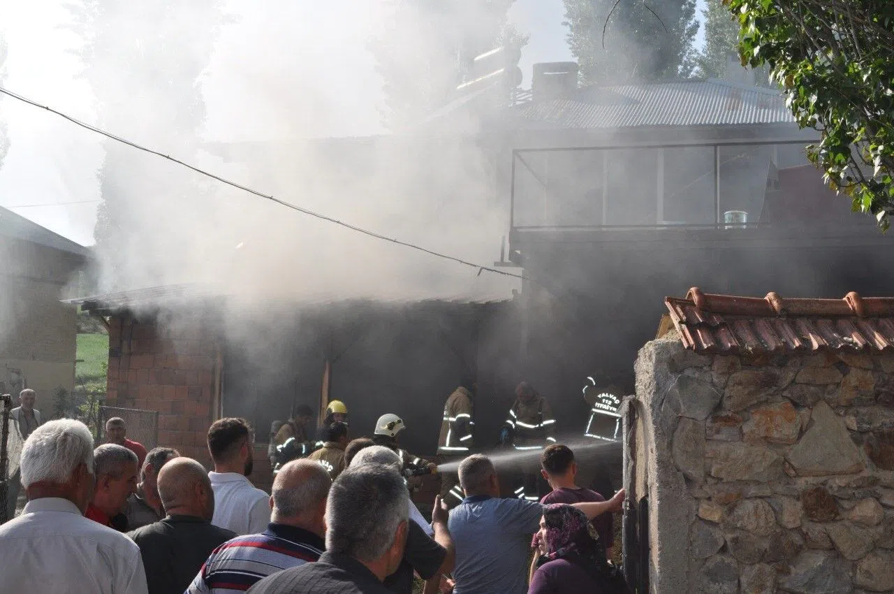 Samanlıkta Çıkan Yangın Paniğe Neden Oldu