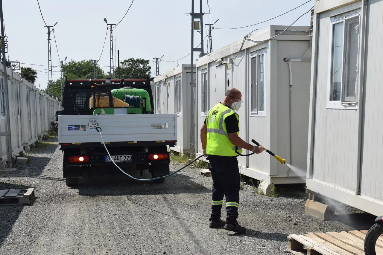 Sineklere Ve Haşerelere Karşı İlaçlama Çalışmalarını Sürdürüyor