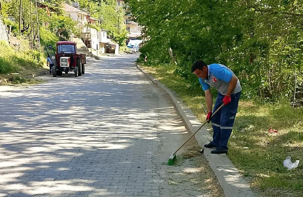 Sokaklar Temizlendi, Çöpler Dezenfekte Edildi