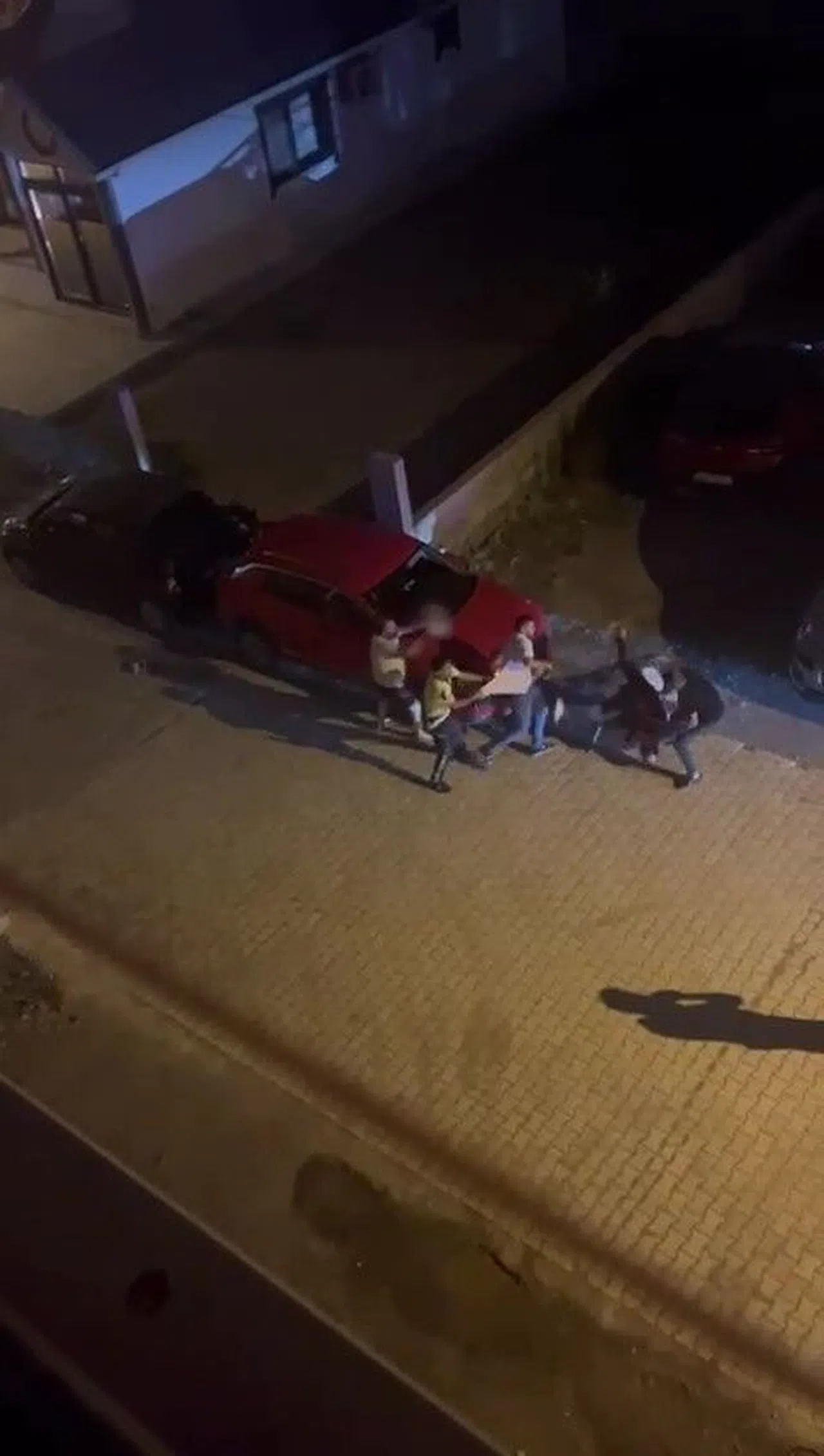 Tadilat Esnasında Çıkan Sesten Başlayan Kavgada Komşular Birbirlerine Silah, Bıçaklı Ve Briketle Saldırdı