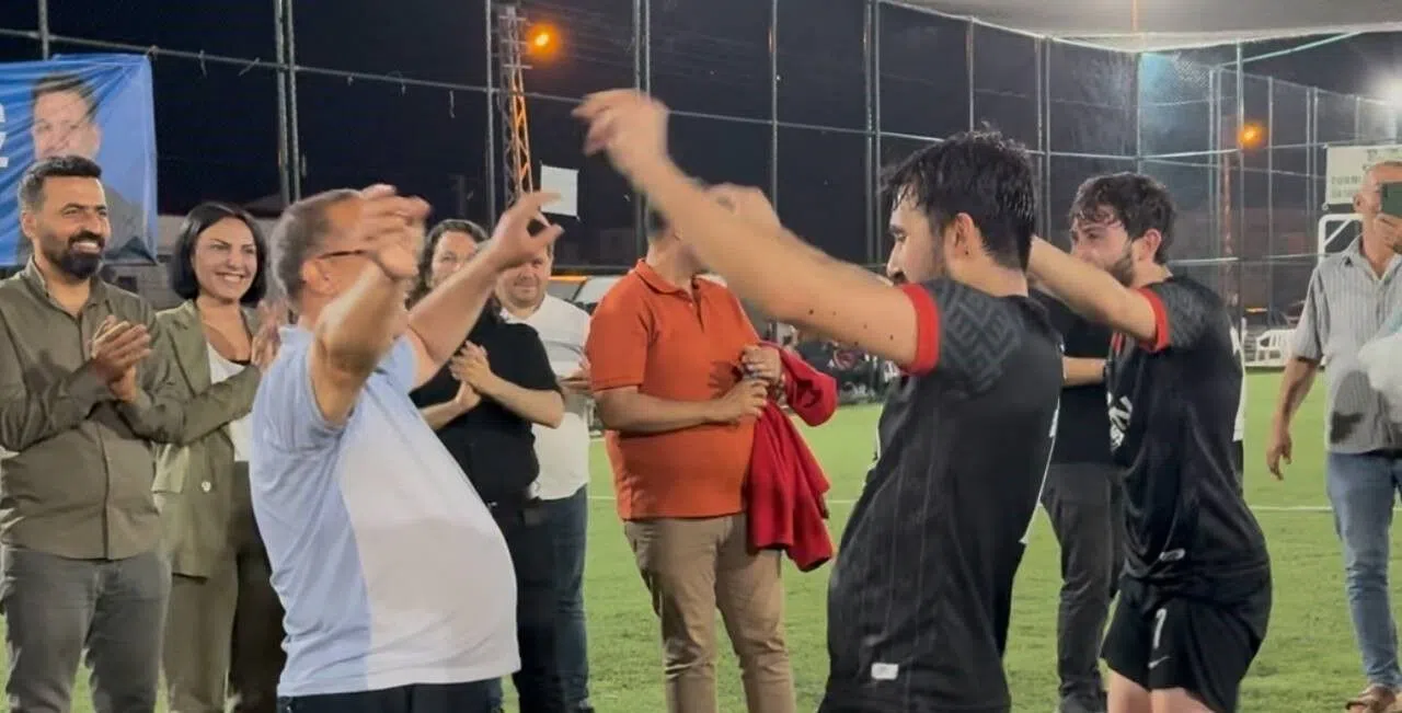 Takım Şampiyon Oldu, Muhtar Sahada Göbek Attı