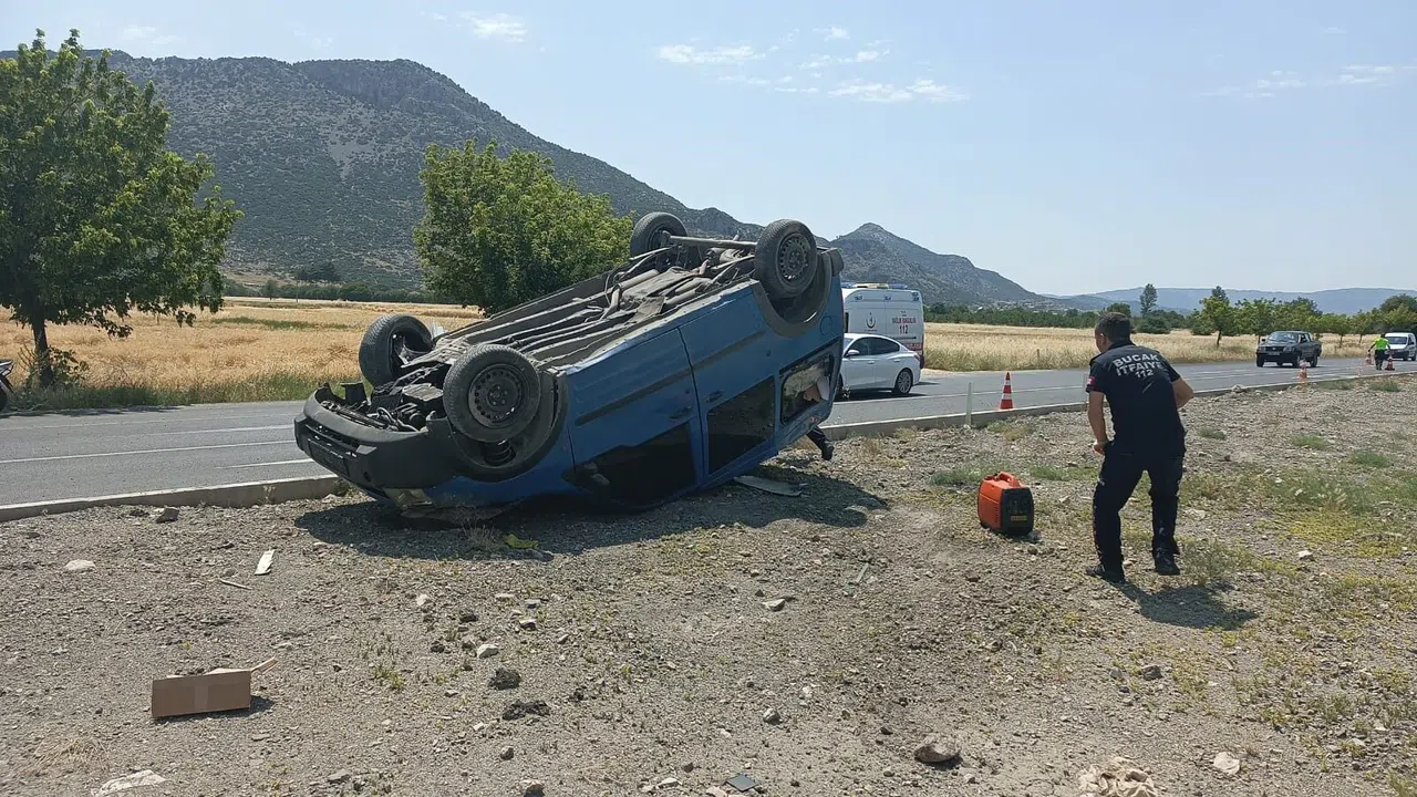 Takla atan araç içerisinde sıkışan sürücüye müdahele