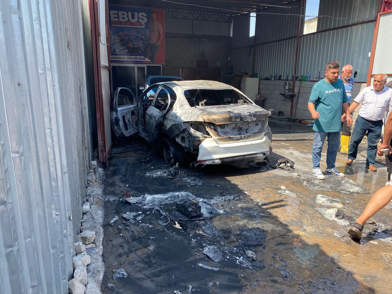 Tamir Atölyesindeki Otomobilde Çıkan Yangında İş Yeri Ve 2 Araç Zarar Gördü