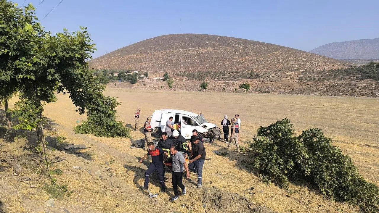 Tarlaya Uçan Kamyonetteki 2 Kişi Yaralandı