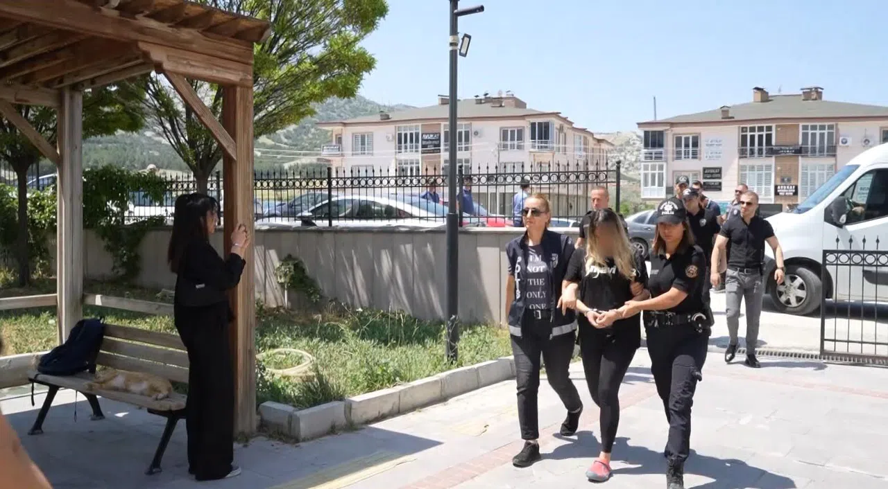 Tartıştığı Kadını Bıçaklayarak Öldüren Kadın Ve 3 Şüpheli Adliyeye Sevk Edildi