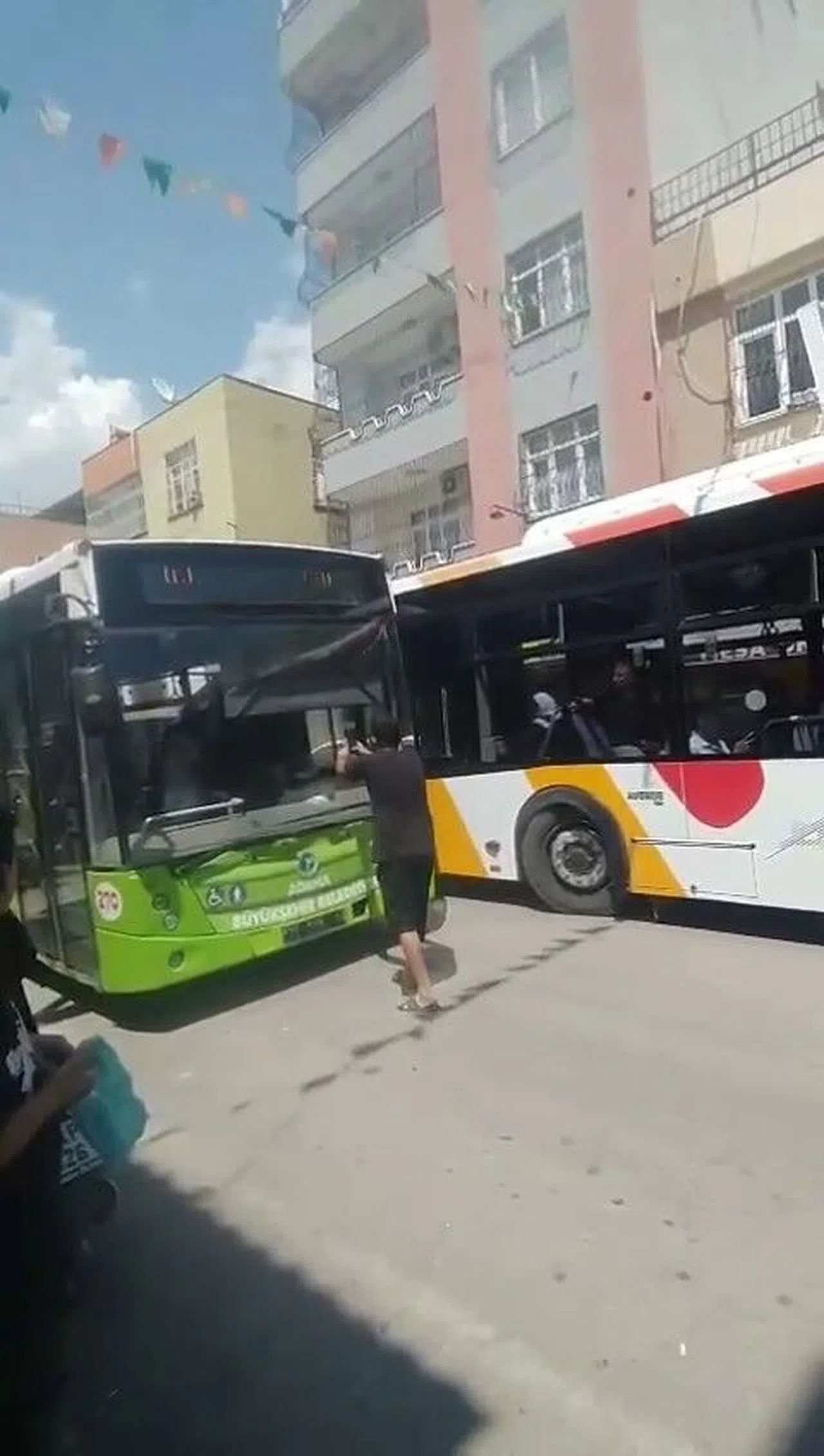 Ters Yöne Girdi, Kadın Otobüs Şoförüne Zorluk Yaşattı