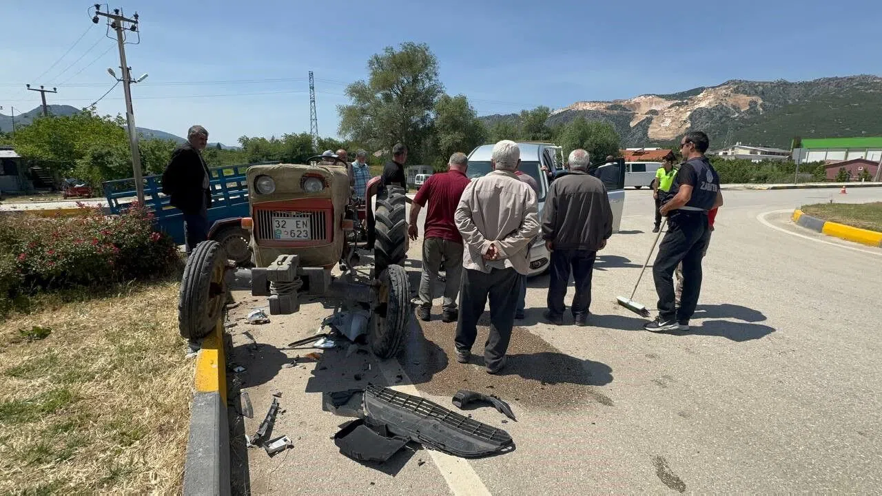 Traktör İle Otomobil Çarpıştı: 3 Yaralı