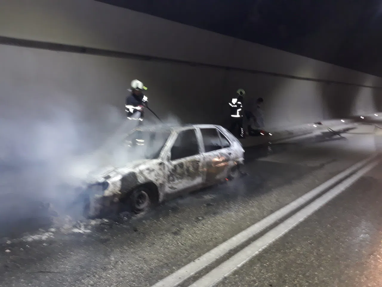 Tünel İçinde Alevlere Teslim Olan Otomobil Kullanılamaz Hale Geldi