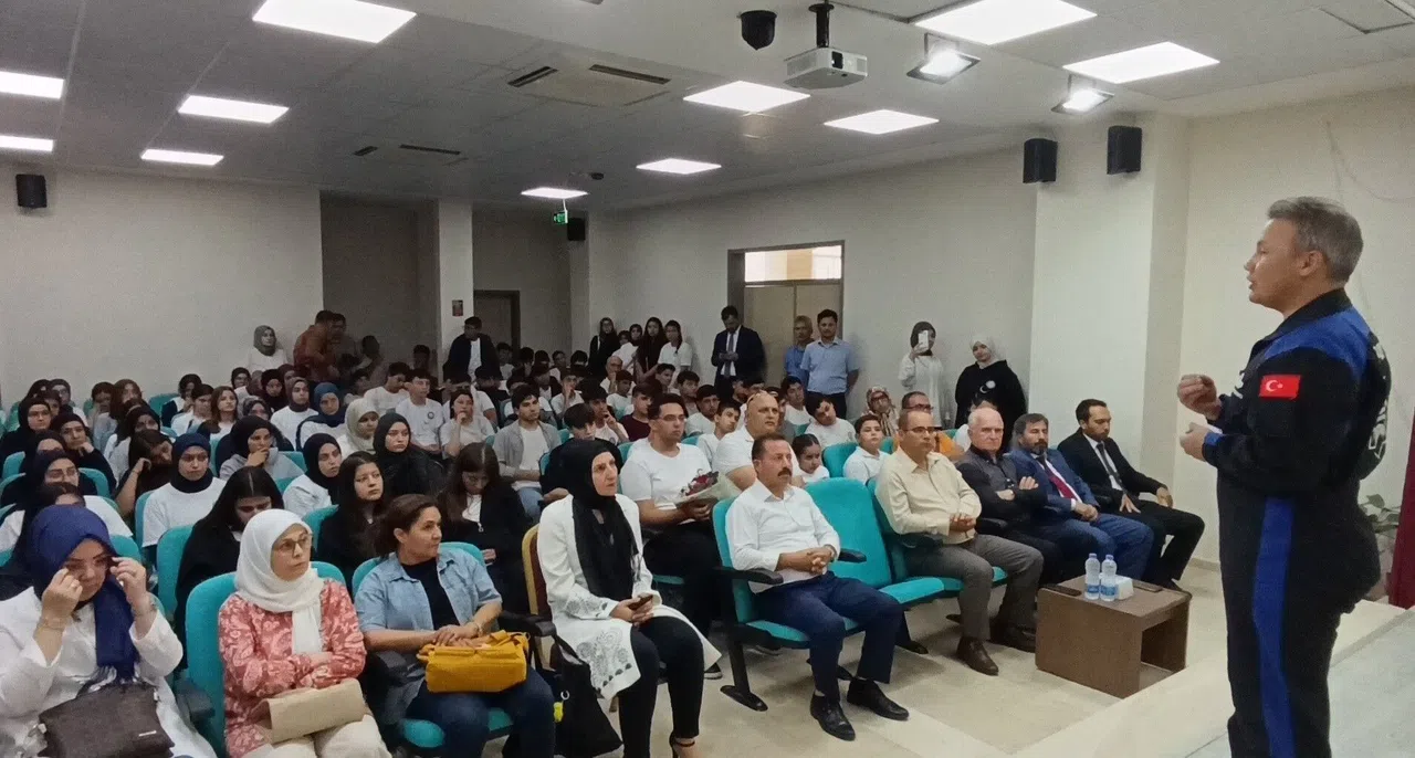 Türkiye'nin İlk Astronotu Alper Gezeravcı, Öğrencilerle Buluştu