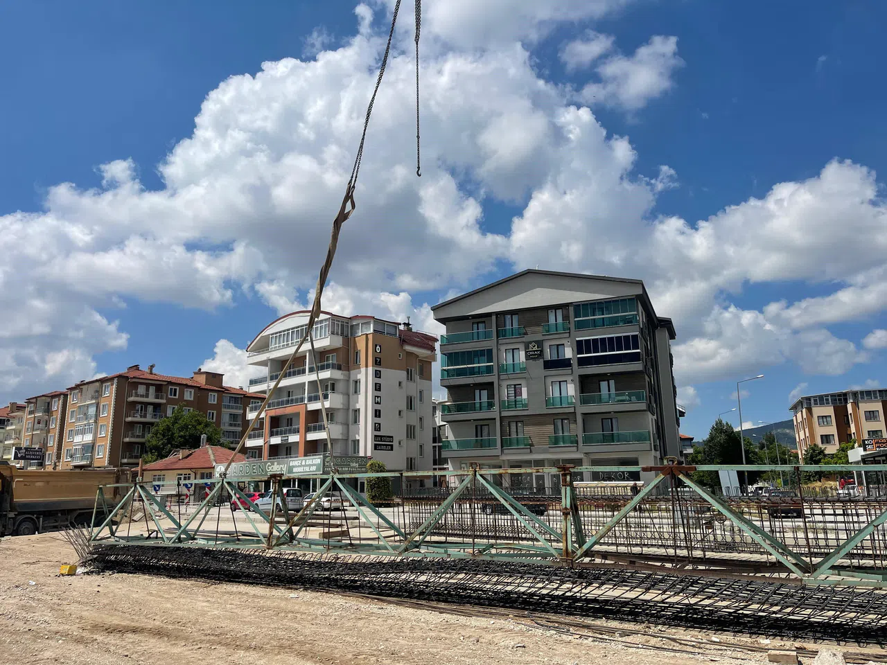Üst Geçit Çalışmasında Vincin Kaldırdığı Demir Yüklü Halat Koptu: 3 İşçi Yaralandı