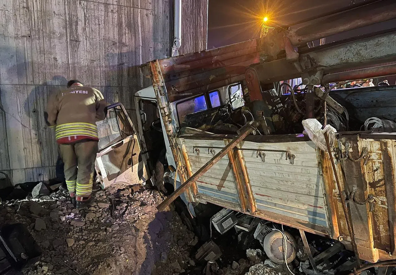 Üst Geçit Duvarına Çarpan Kamyondaki 2 Kişi Yaralandı