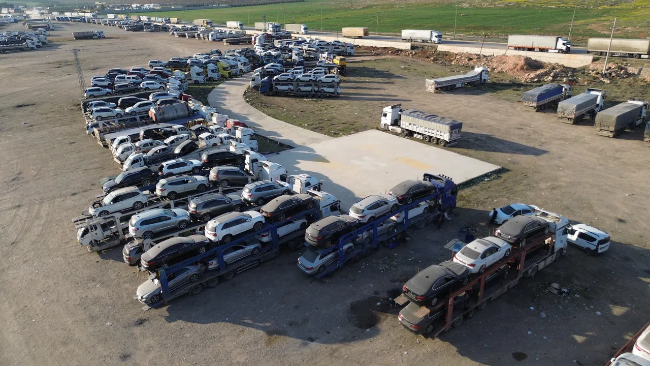 Uzak Doğu'dan Getirilen Yüzlerce İkinci El Araç Tırlarla Suriye'ye Taşınıyor