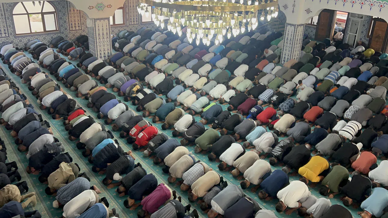 Vatandaşlar Bayram Namazı İçin Camilere Akın Etti