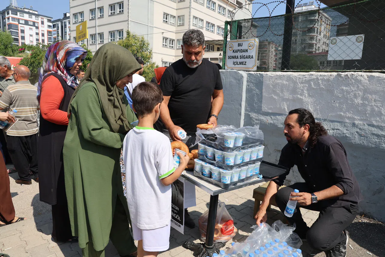 Vefat Eden Mühendisin Adına YKS Öncesi Simit Ve Ayran Dağıtıldı