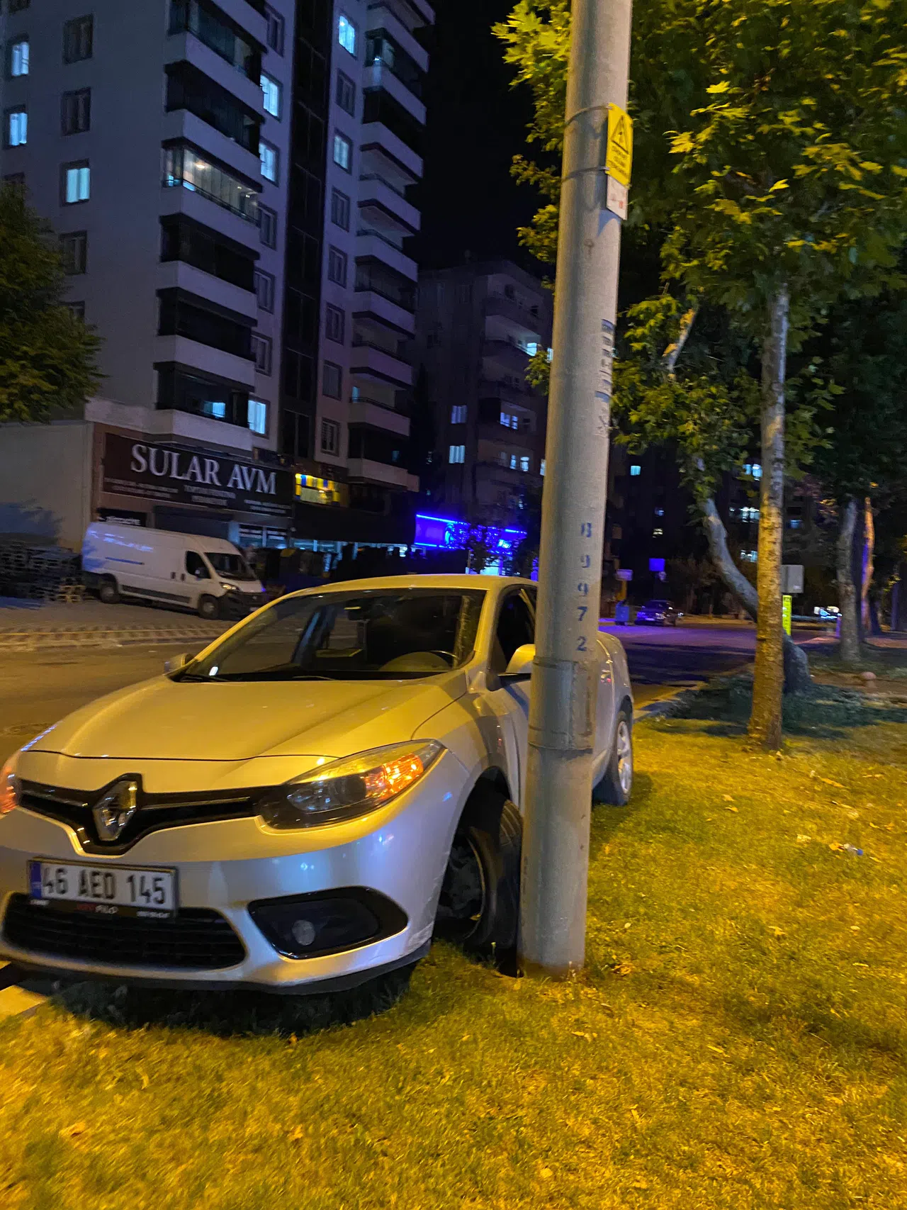 Kahramanmaraş’ta Refüje Çıkan Araç Direğe Çarptı