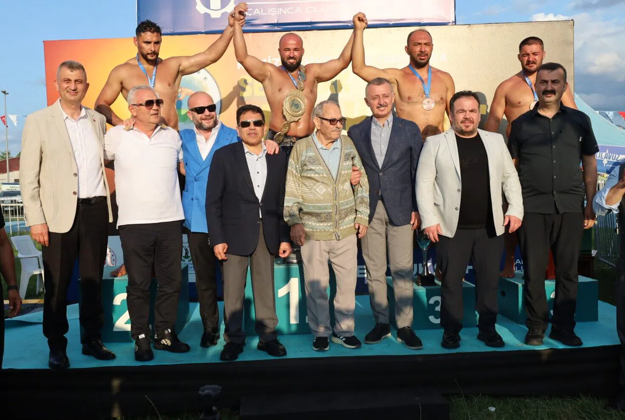 Yağlı Güreş Liginde Muratpaşa Belediyesi Liderliğini Sürdürüyor