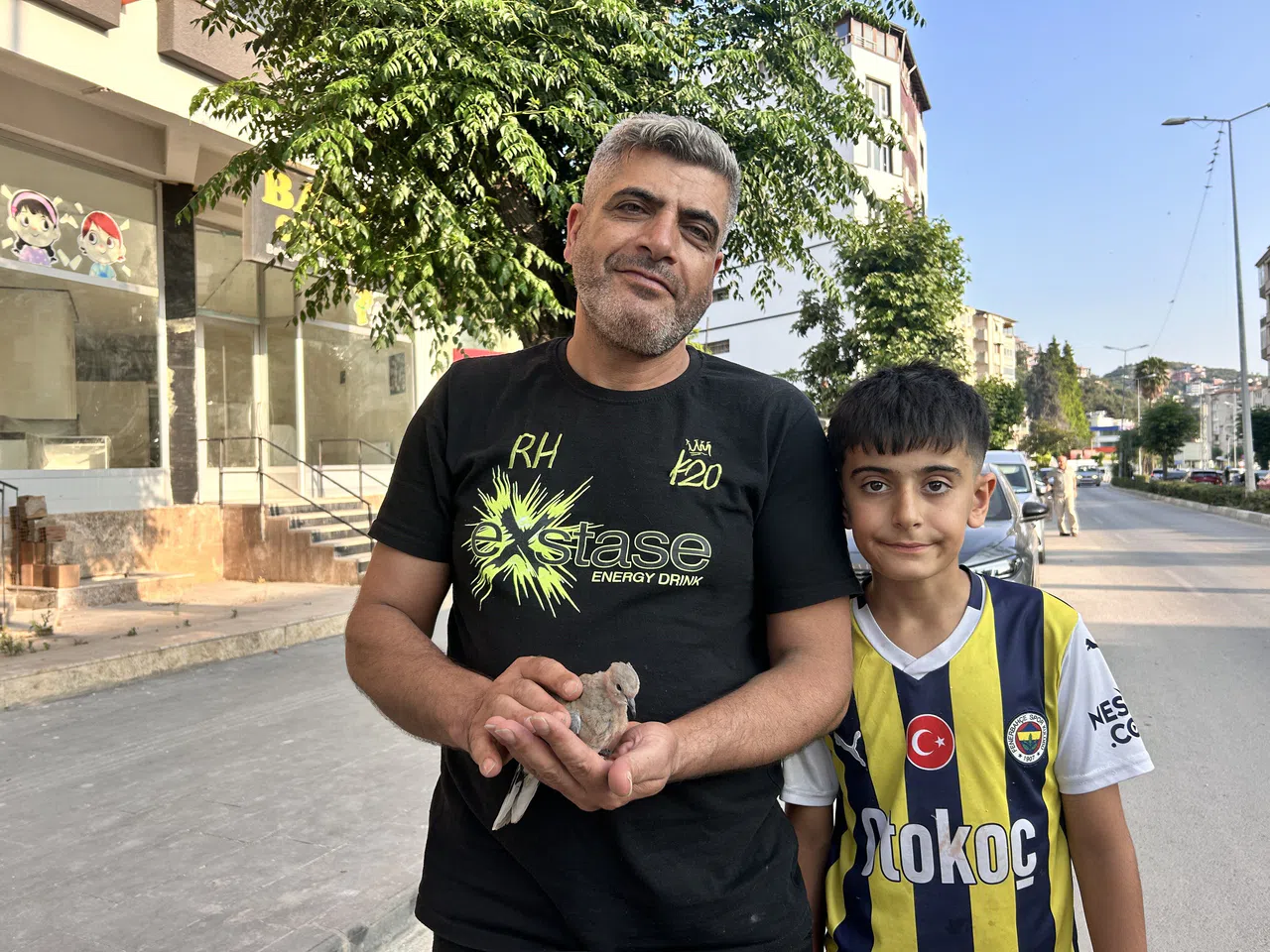 Yavru Kumruyu Kurtarmak İçin Seferber Oldu