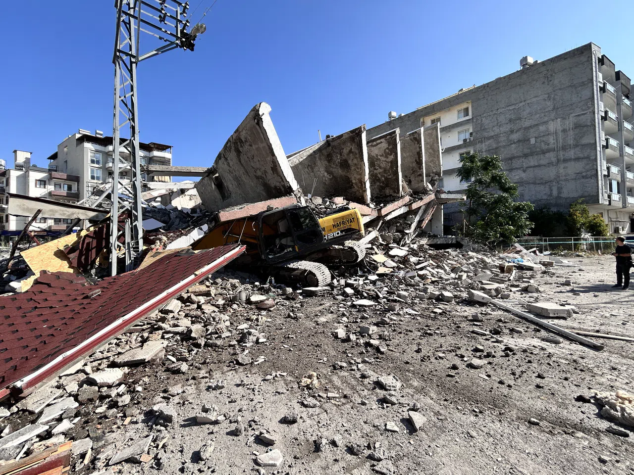 Yıkım Esnasında 7 Katlı Bina İş Makinesinin Üzerine Devrildi