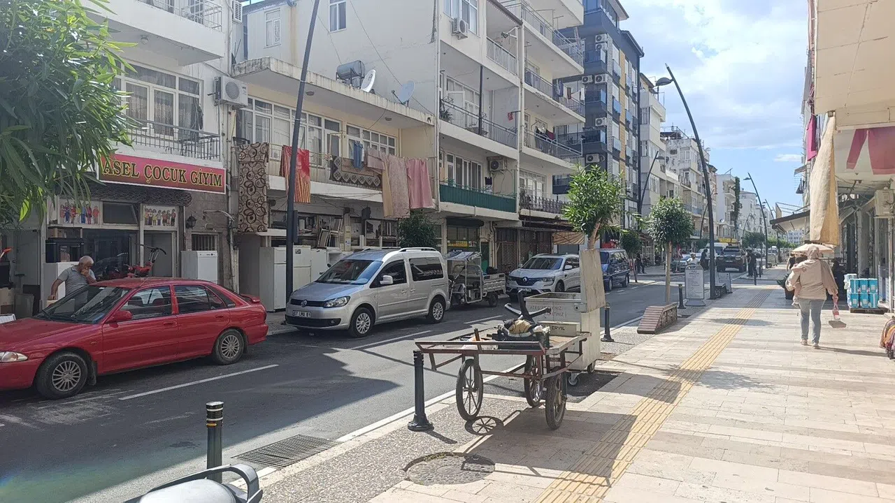 Yola Fırlayıp Otomobile Yandan Çarpan 3 Yaşındaki Çocuk Yaralandı