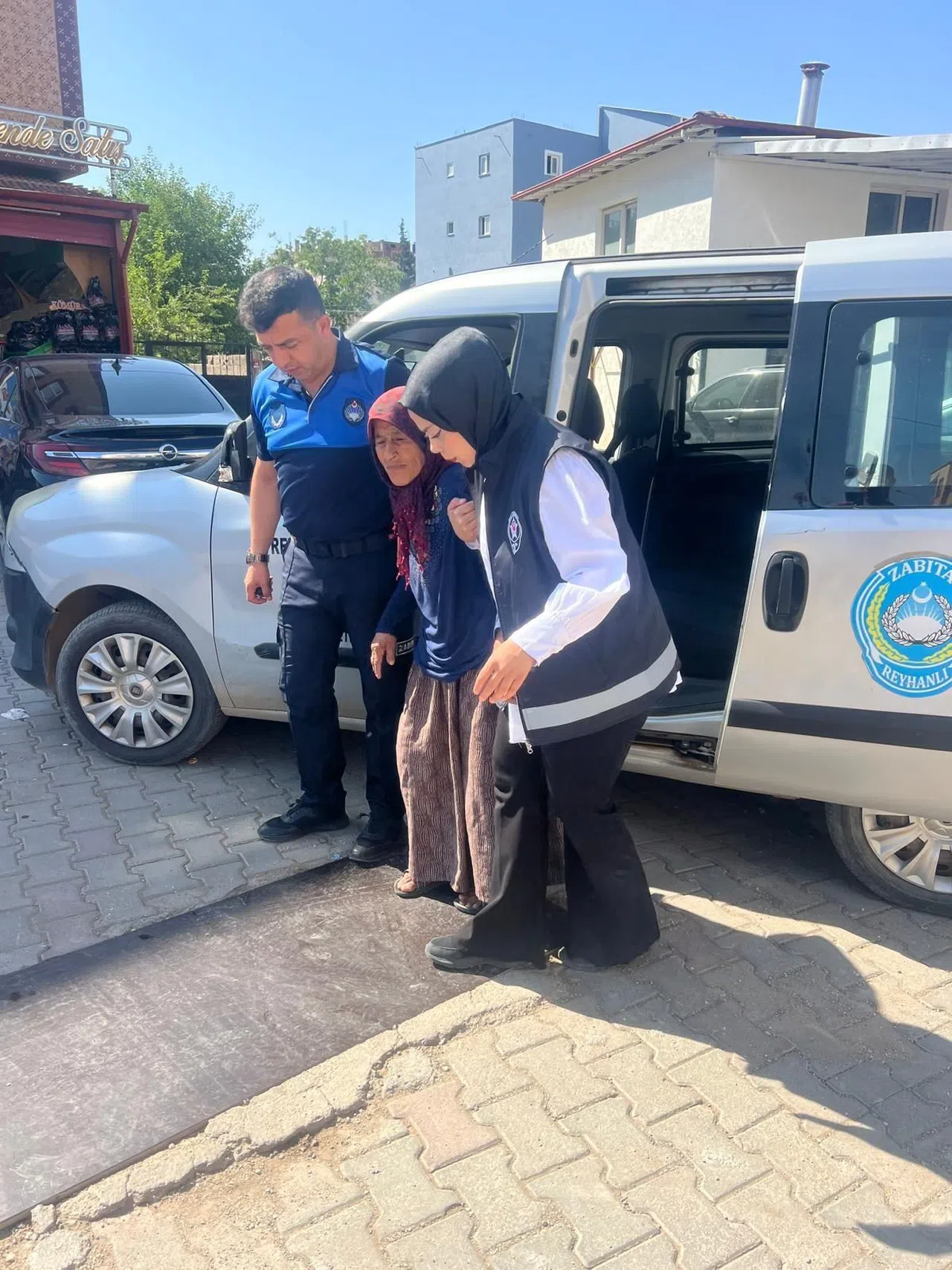 Yürümekte Güçlük Çeken Kadına Merhamet