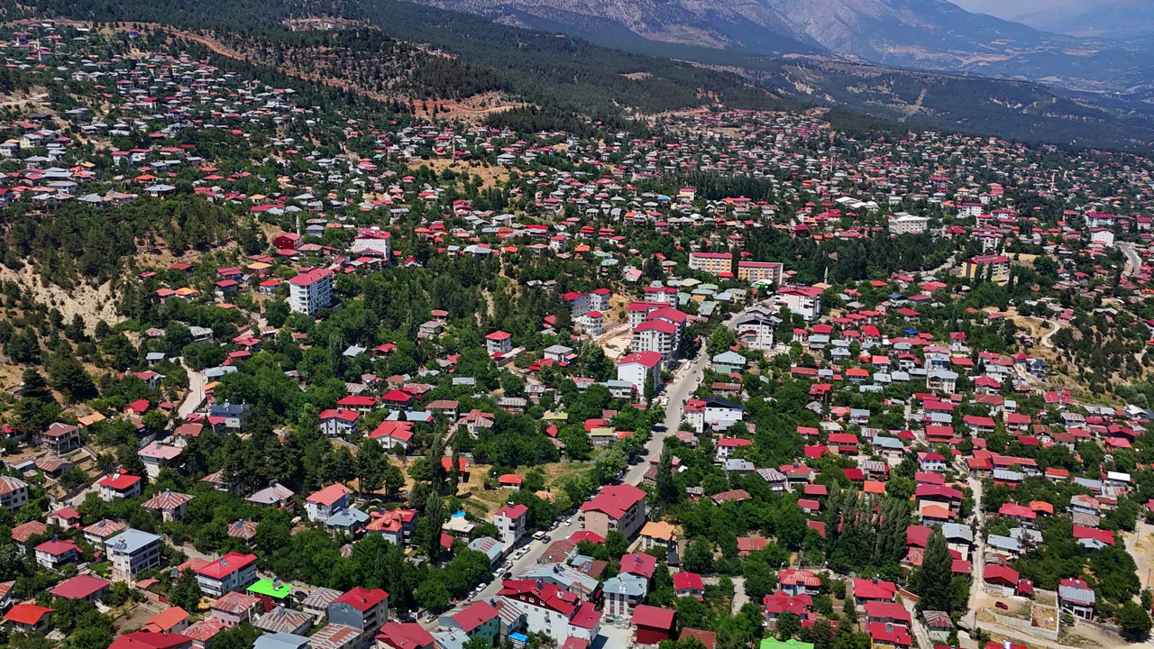 20 Bin Kişinin Yaşadığı Yaylada, Sıcak Nedeniyle Nüfus 450 Bine Ulaştı