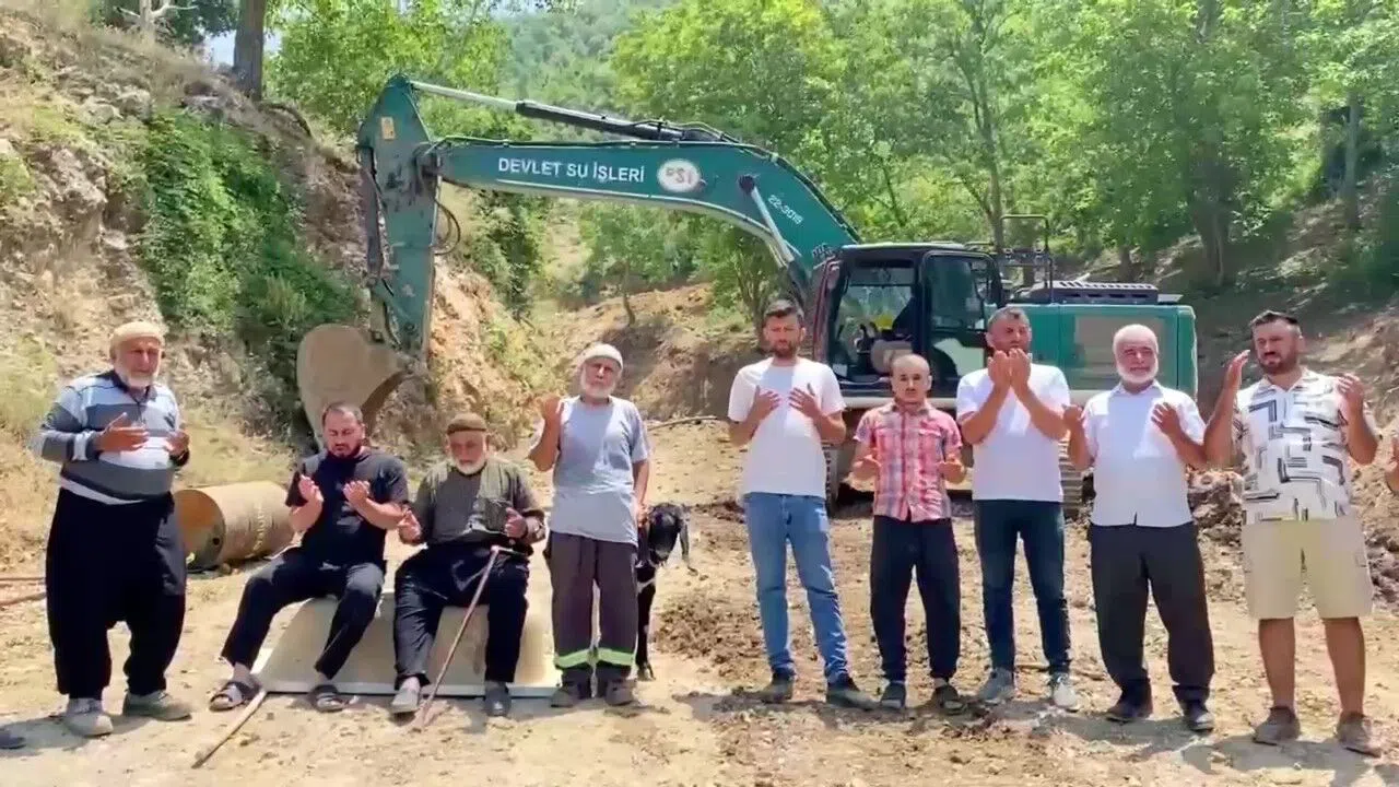 65 Yılın En Kurak Yılında Umut Suyu: Mahalleliler Kurbanla Kutladı