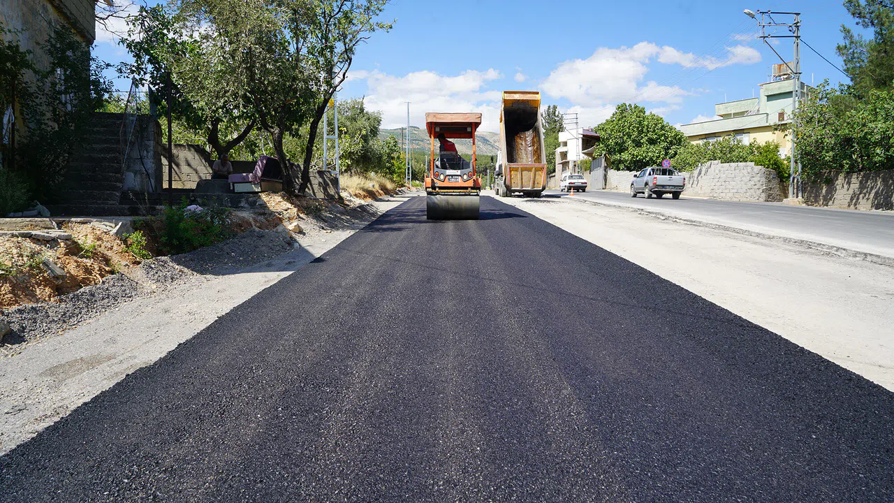 Büyükşehir, Büğlek Caddesine Bağlanan Yolda Yenileme Çalışmasını Sürdürüyor