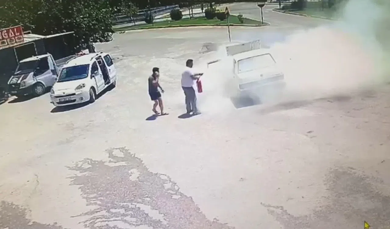 Marketten Çıkıp Aracına Bindi 10 Metre Sonra Dumana Boğuldu